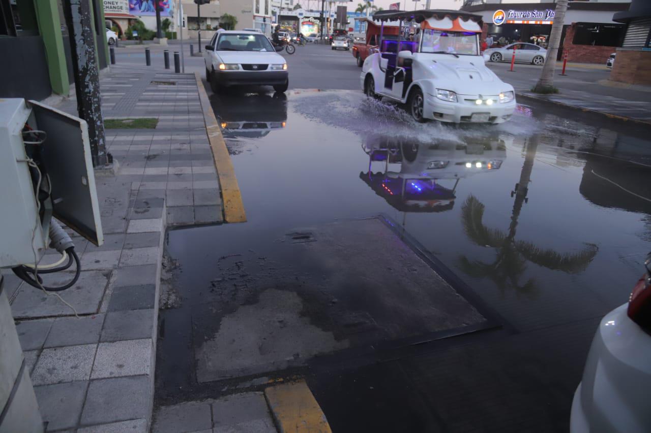 $!Turistas del puente revolucionario se topan con aguas negras en la Zona Dorada de Mazatlán