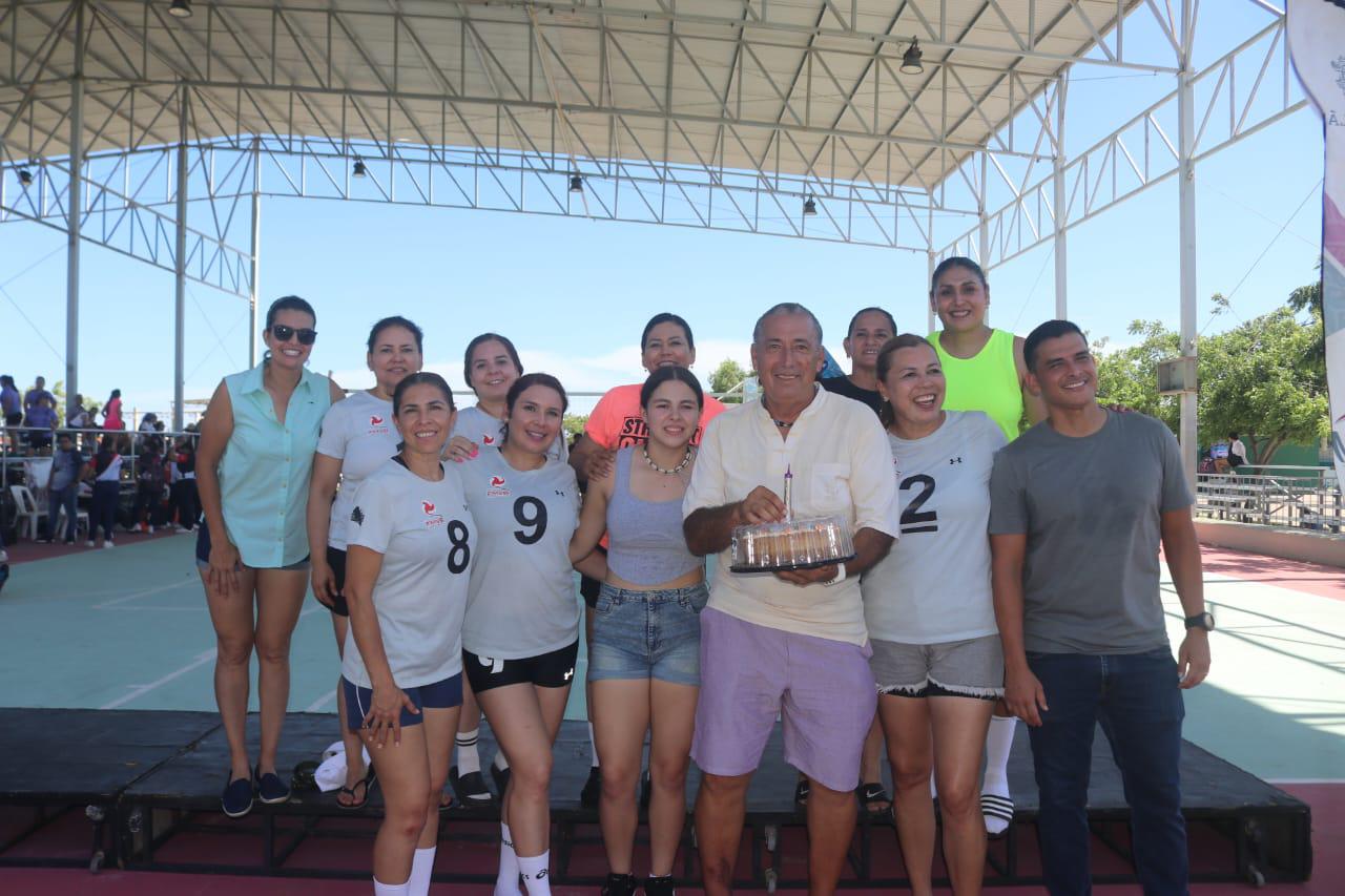 $!En la clausura del festival, Salvador González recibió un pastel de cumpleaños de parte de algunas jugadoras, aquí junto al voleibolista de playa Lombardo Ontiveros.