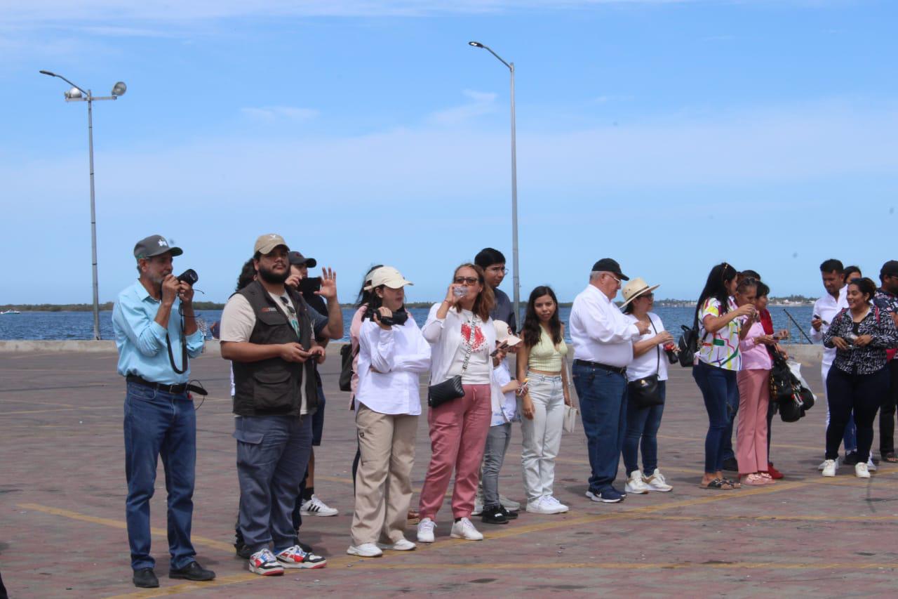 $!Ser parte de la historia: turistas y locales presencian el eclipse desde el Malecón de Altata