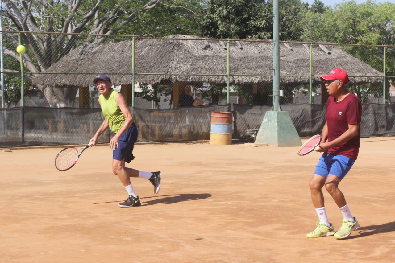 $!Gavica y Chicuate se imponen en segunda jornada de Torneo de Tenis 60 Años y Más del Muralla