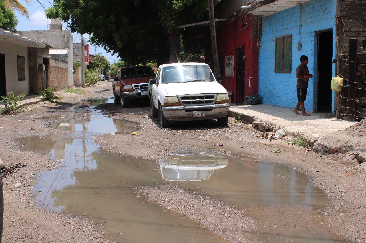 $!Rebosan aguas negras hasta en los patios de las casas de Escuinapa