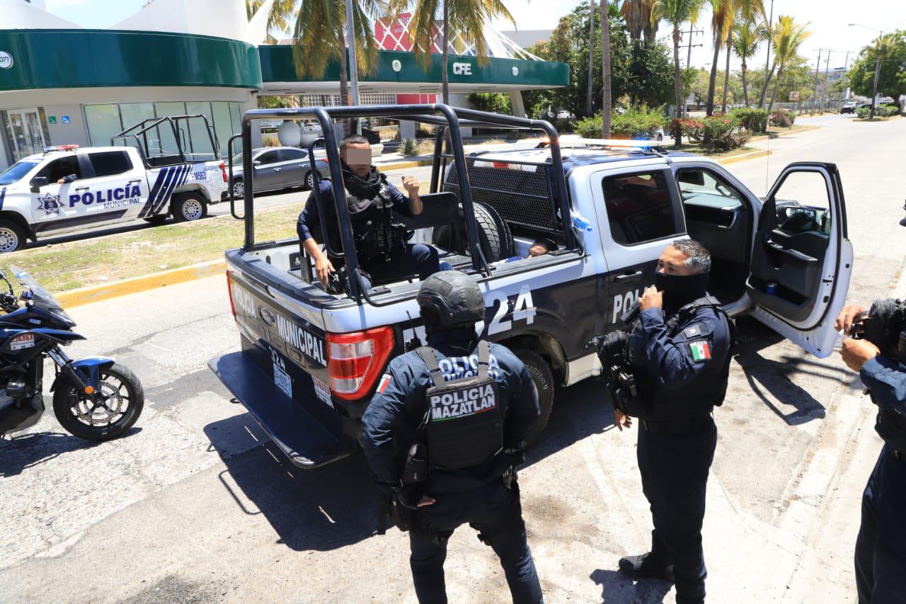 $!Persiguen y disparan para detener a célula de ‘clonatarjetas’ en Mazatlán