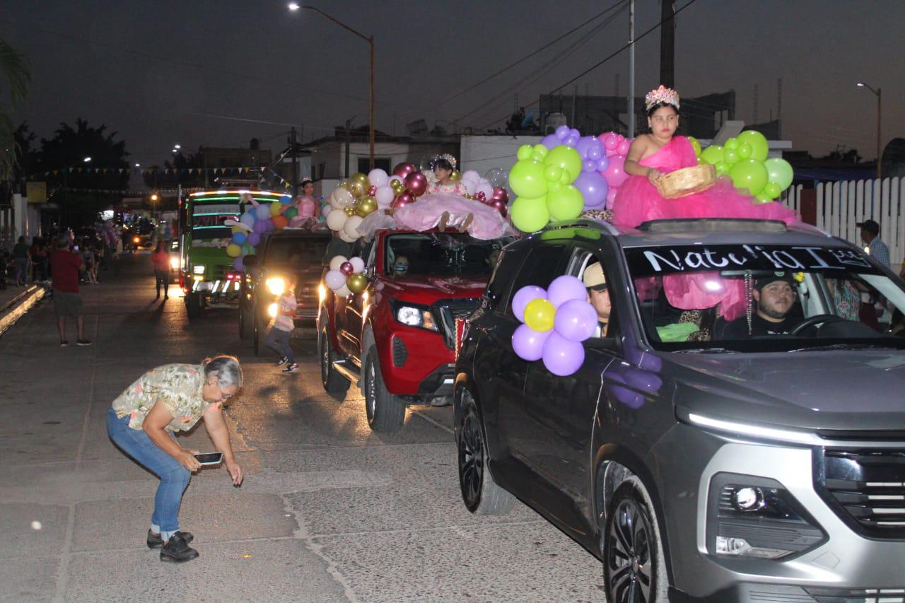 $!Disfrutan familias del desfile real del Carnaval de Rosario 2024