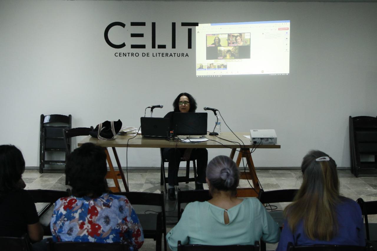 $!Ernestina Yépiz se conectó a la transmisión desde el Centro de Literatura del Isic.