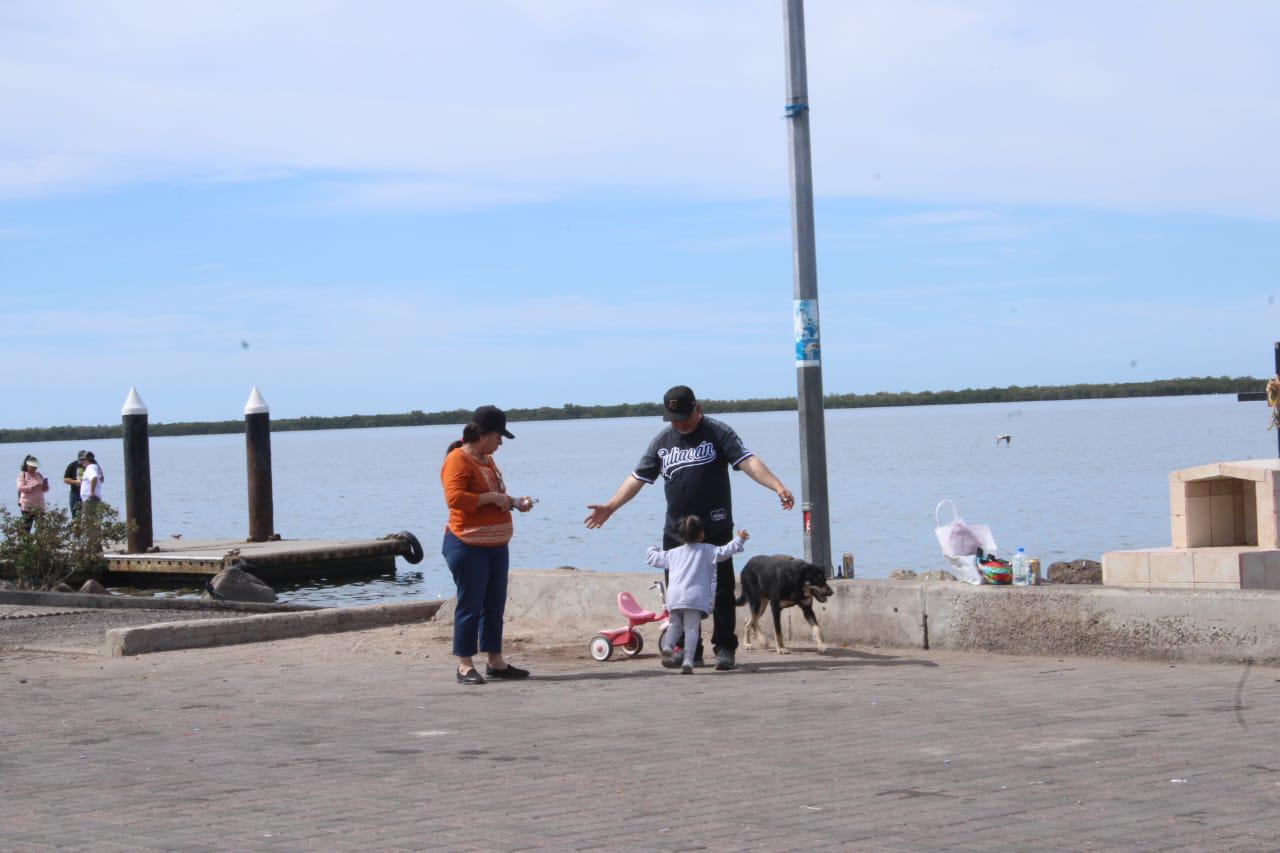 $!Ser parte de la historia: turistas y locales presencian el eclipse desde el Malecón de Altata
