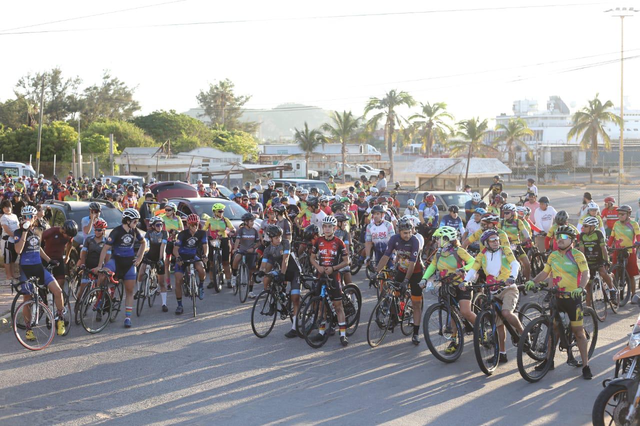 $!Gran Fondo de Ciclismo Mazatlán 2021 da banderazo de salida al reto con 350 pedalistas