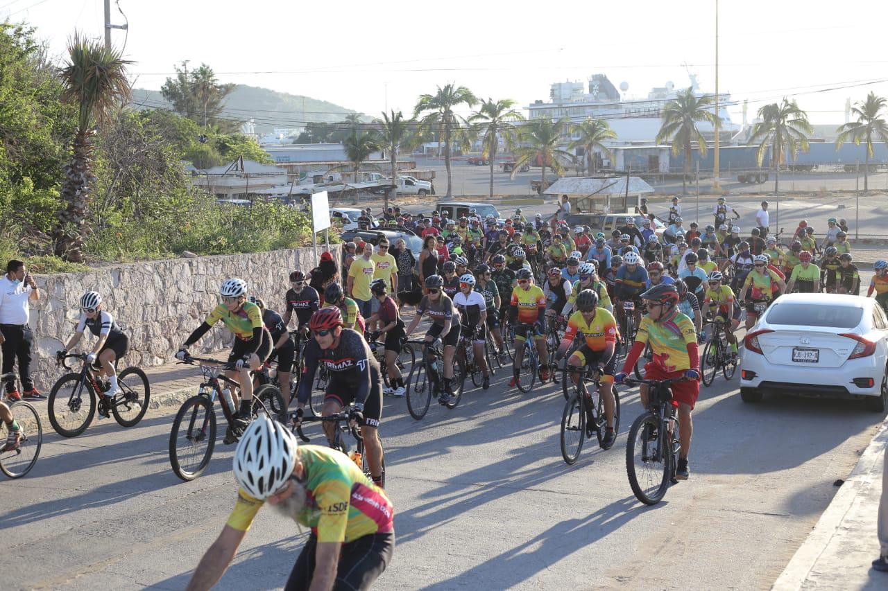 $!Gran Fondo de Ciclismo Mazatlán 2021 da banderazo de salida al reto con 350 pedalistas