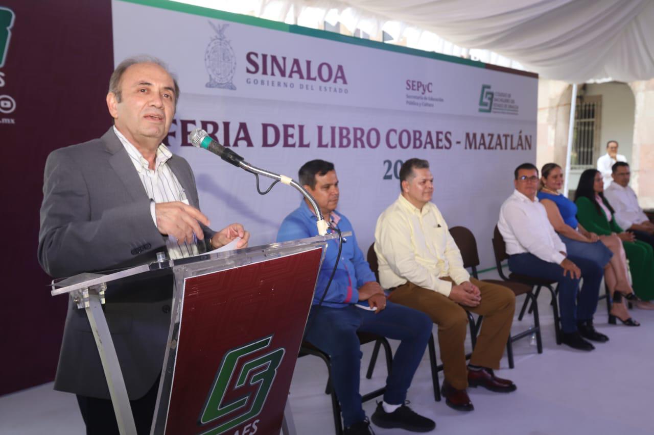 $!Santiago Inzunza, director general del Colegio de Bachilleres del Estado, expresó las palabras de bienvenida.