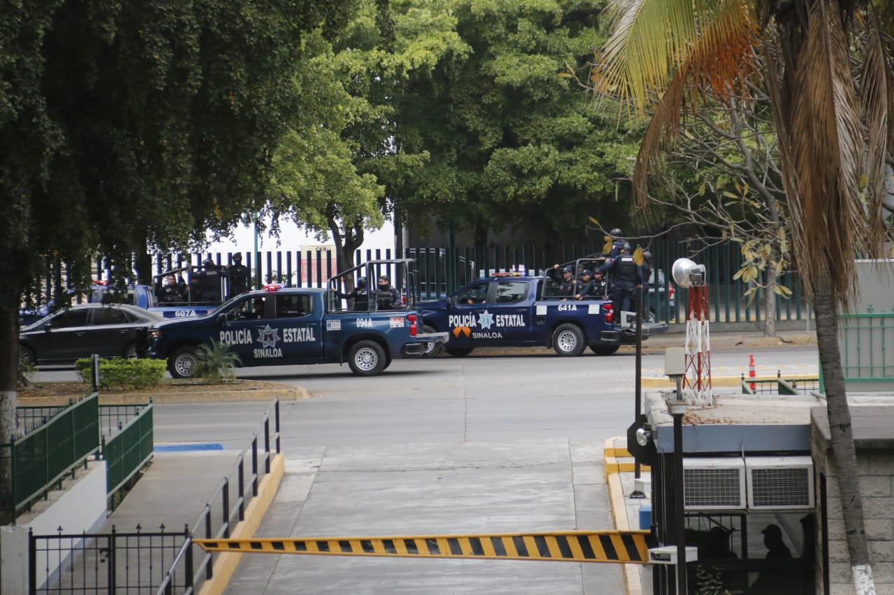$!Productores derriban filtro de seguridad en el Palacio de Gobierno de Sinaloa