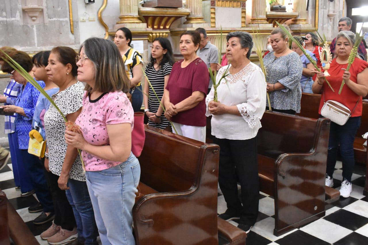 $!Fieles católicos acuden a bendecir sus palmas en la Catedral de Culiacán