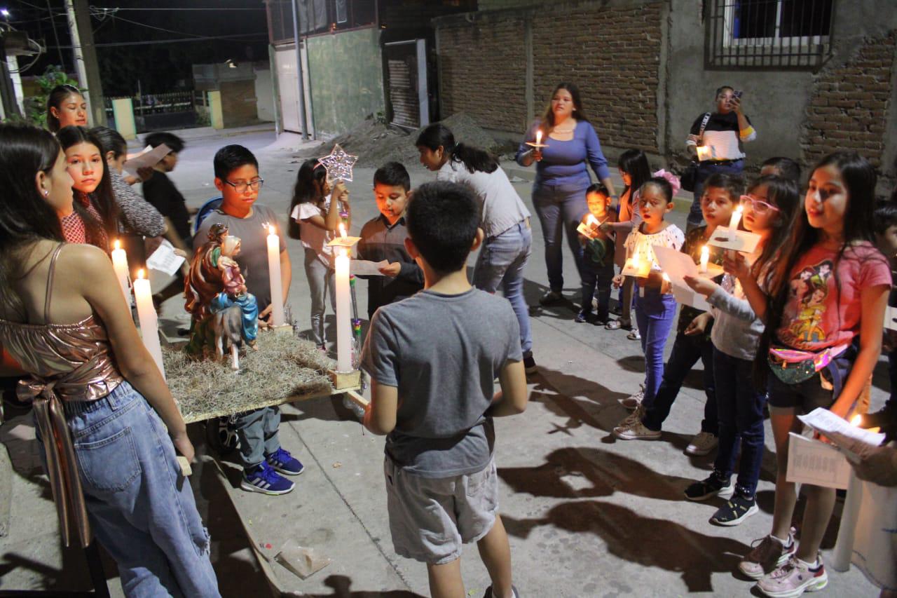 $!Niños y niñas piden posada por las calles de Rosario