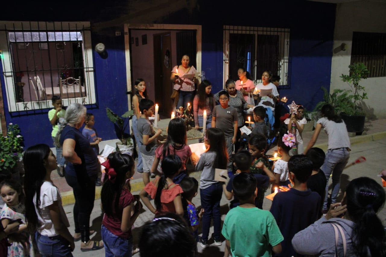 $!Niños y niñas piden posada por las calles de Rosario