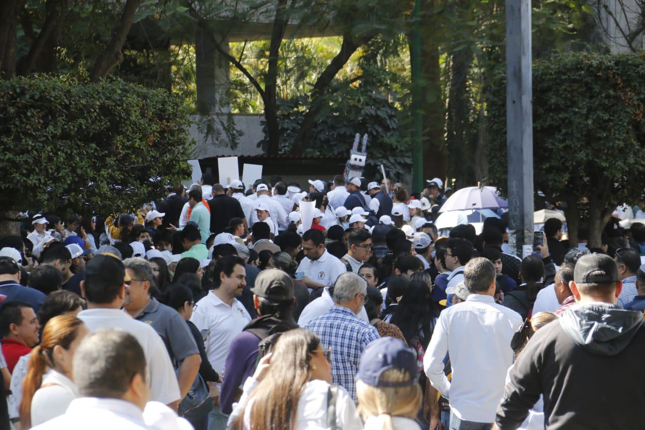 $!Personal de la UAS bloquea avenida Insurgentes en Culiacán, frente a Palacio de Gobierno