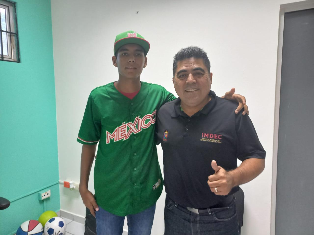 $!Director del Imdec recibe la visita de David Hernández, beisbolista mundialista