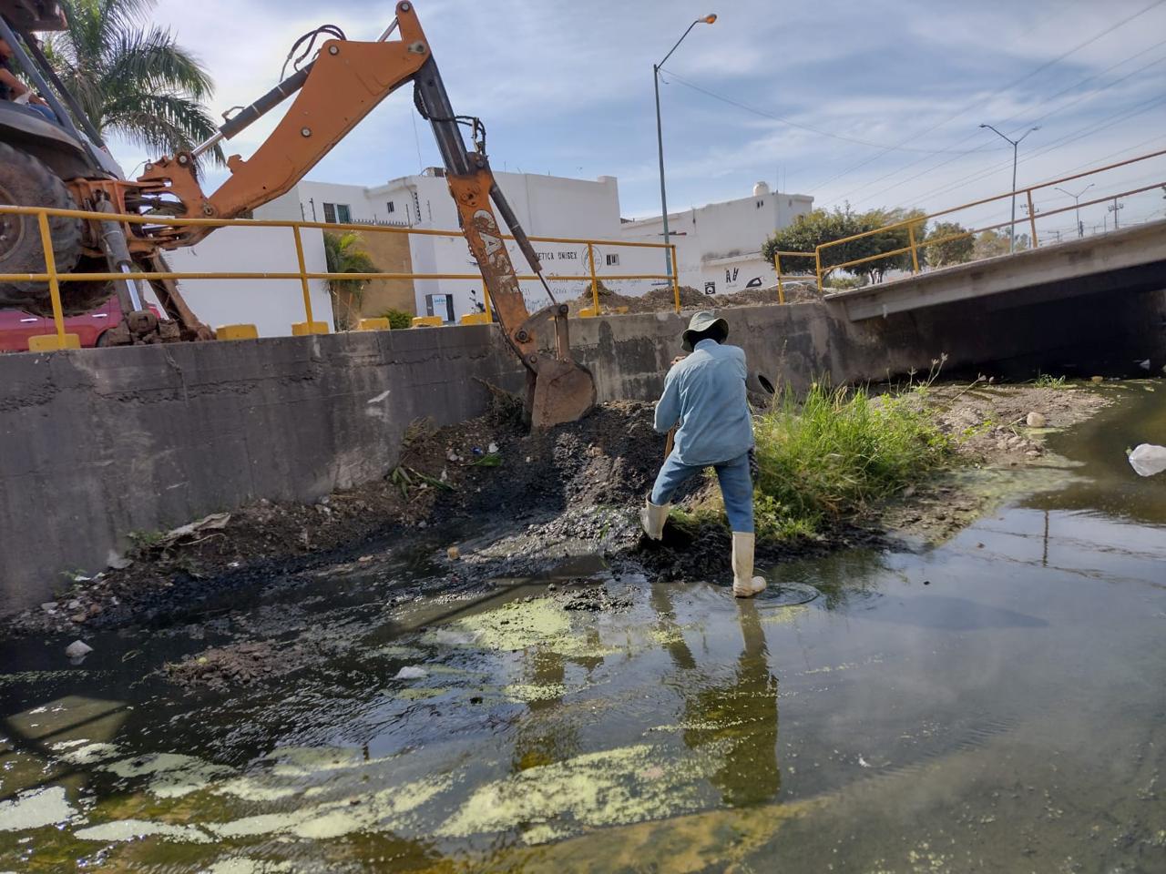 $!Ante la proximidad de la temporada de lluvias; limpian canales para evitar inundaciones