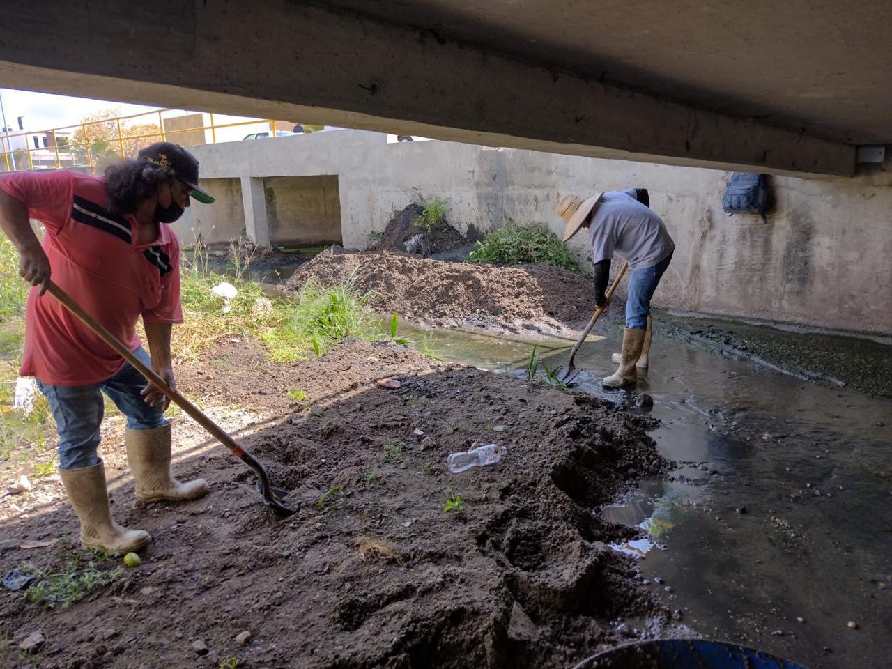 $!Ante la proximidad de la temporada de lluvias; limpian canales para evitar inundaciones