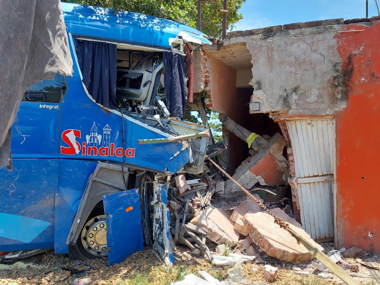 $!Autobús choca en El Burrión, Guasave; reportan más de 10 lesionados