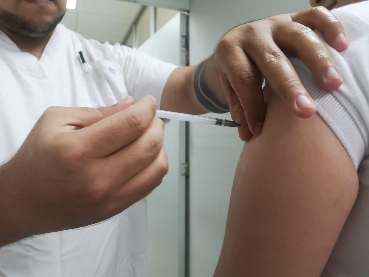 $!Decenas acuden a vacunarse contra el Covid y la influenza estacional en Mazatlán
