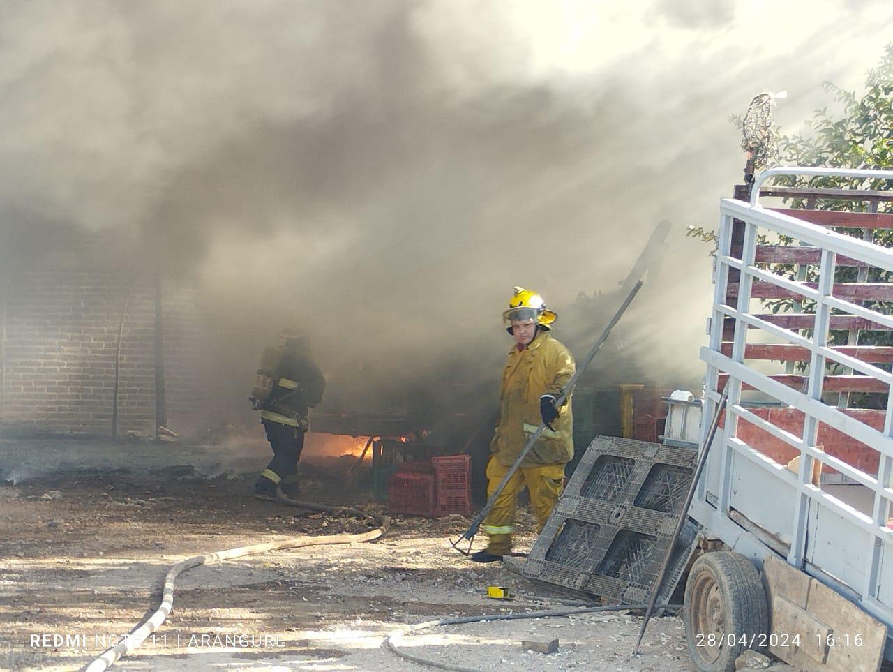 $!Incendio en bodega del centro de Escuinapa pone en riesgo a varias viviendas