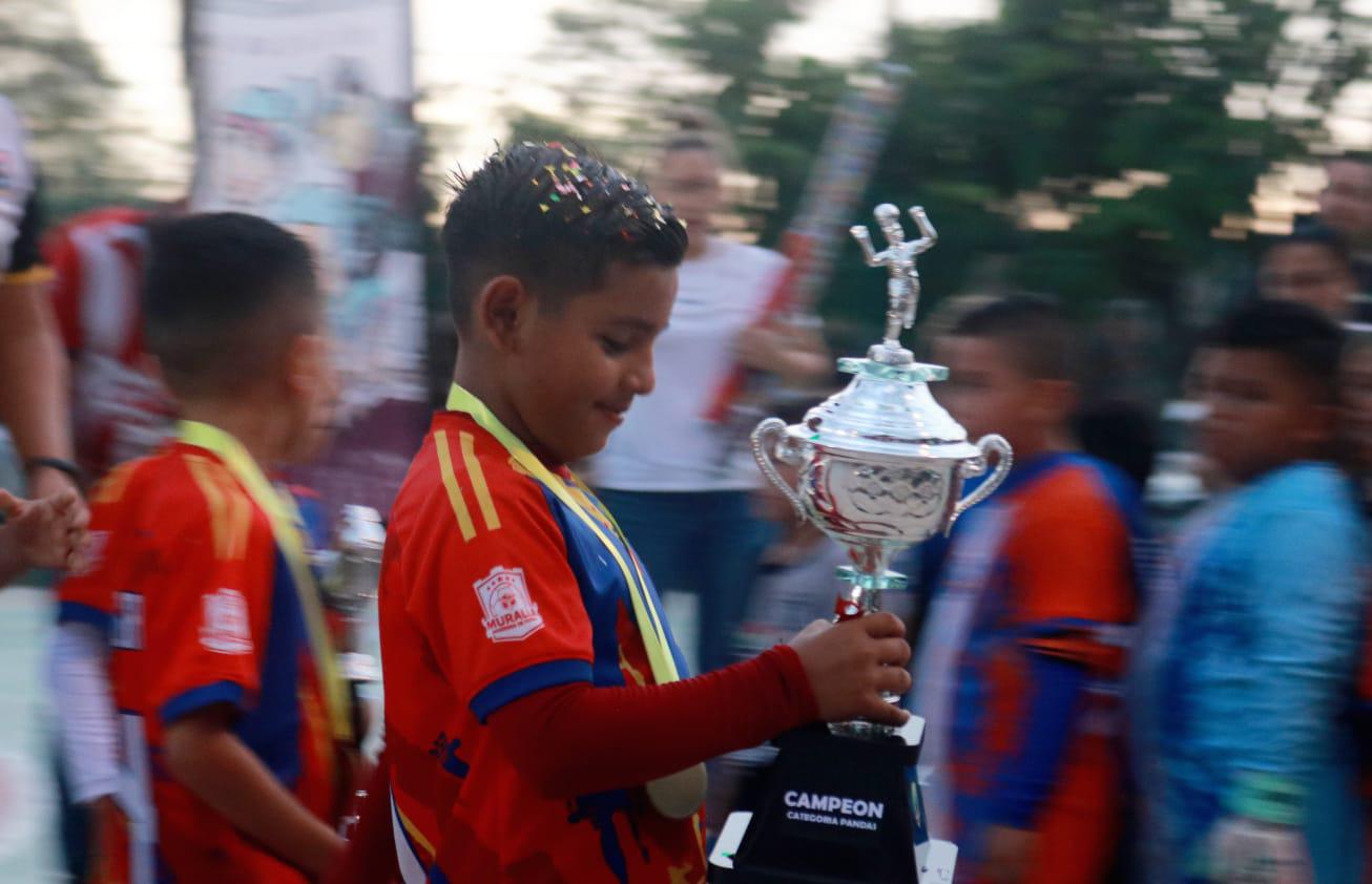 $!Premian a los pequeños campeones de la Liga de Futbol Infantil Deportes El Águila