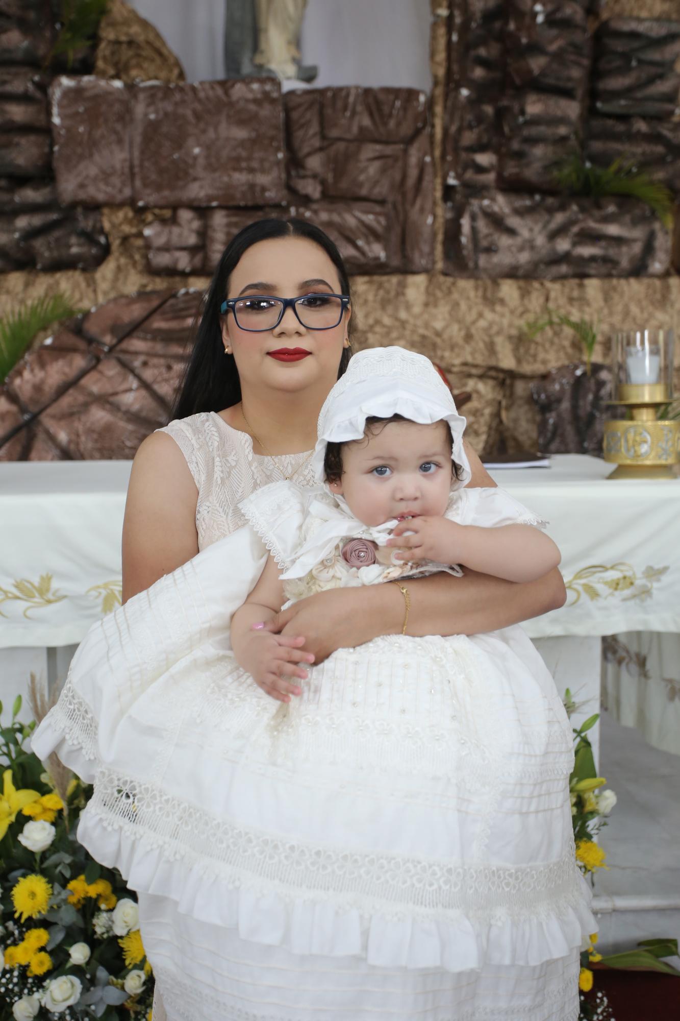 $!La pequeña en brazos de su madrina Teresita Serrano.