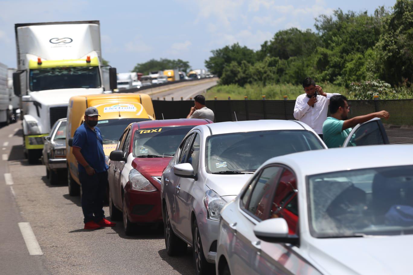 $!Reina el caos en autopista Mazatlán-Culiacán; miles se quedan varados, otra vez