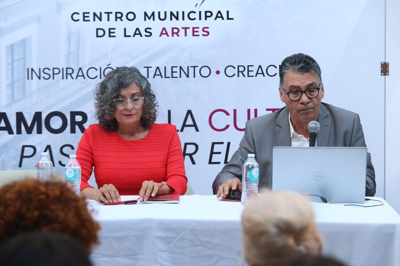 $!El investigador y columnista de Noroeste, Ernesto Hernández Norzagaray, fue quien realizó la presentación de la obra de la escritora.