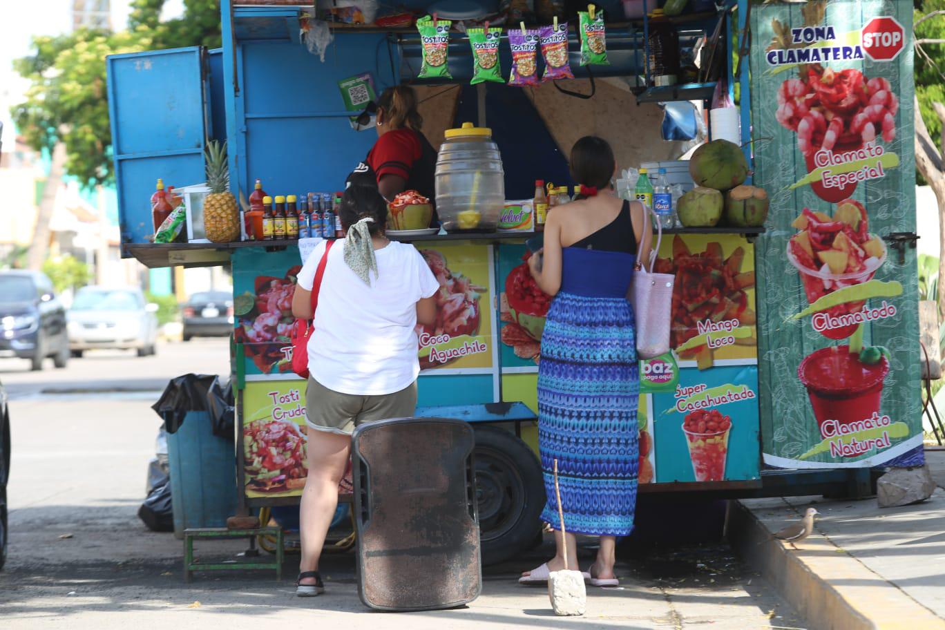 $!Tras el fuerte calor en Mazatlán las personas buscan agua o cocos helados.