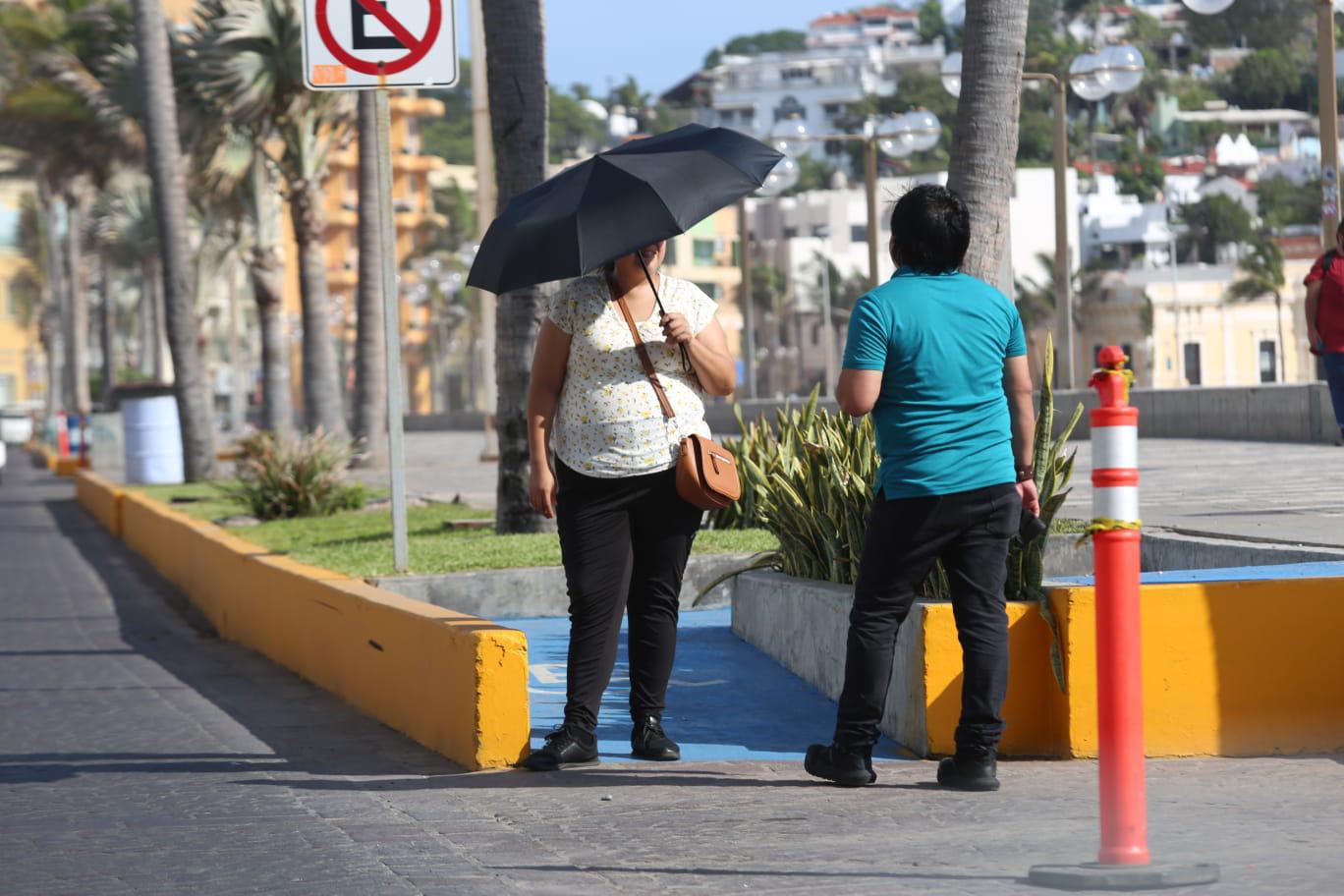 $!Alertan por ola de calor en Mazatlán de 36° y 37° y sensación térmica de casi 50°