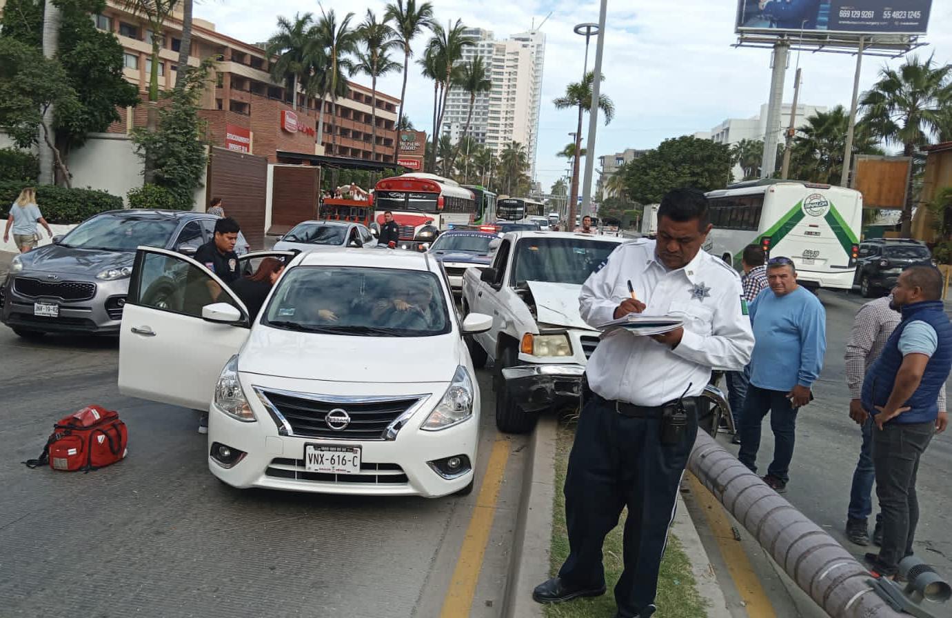$!Conductora invade camellón y derriba palmera en Zona Dorada de Mazatlán