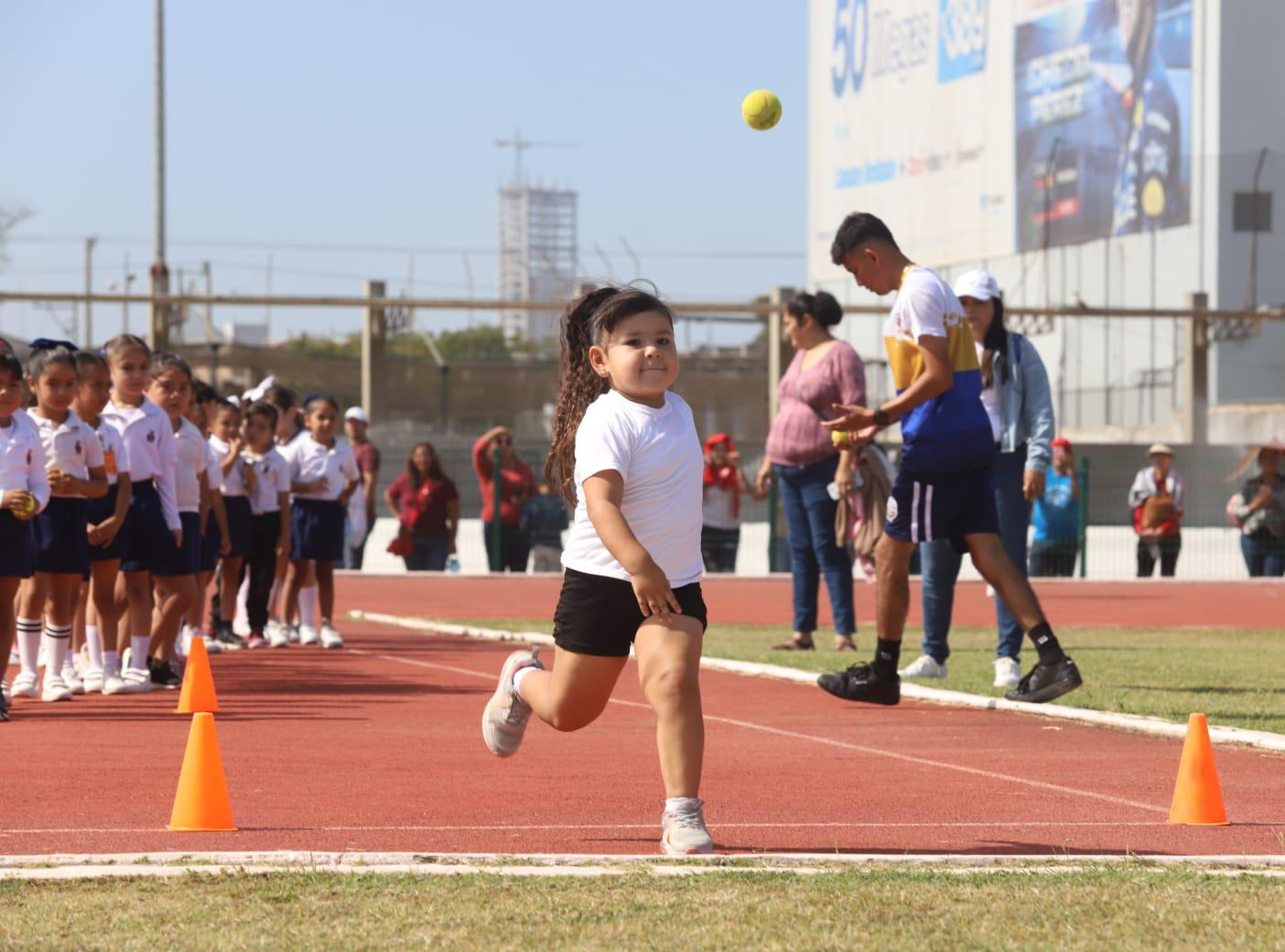 $!Estudiantes de preescolar viven mañana deportiva y de fiesta en la Unidad Deportiva Benito Juárez