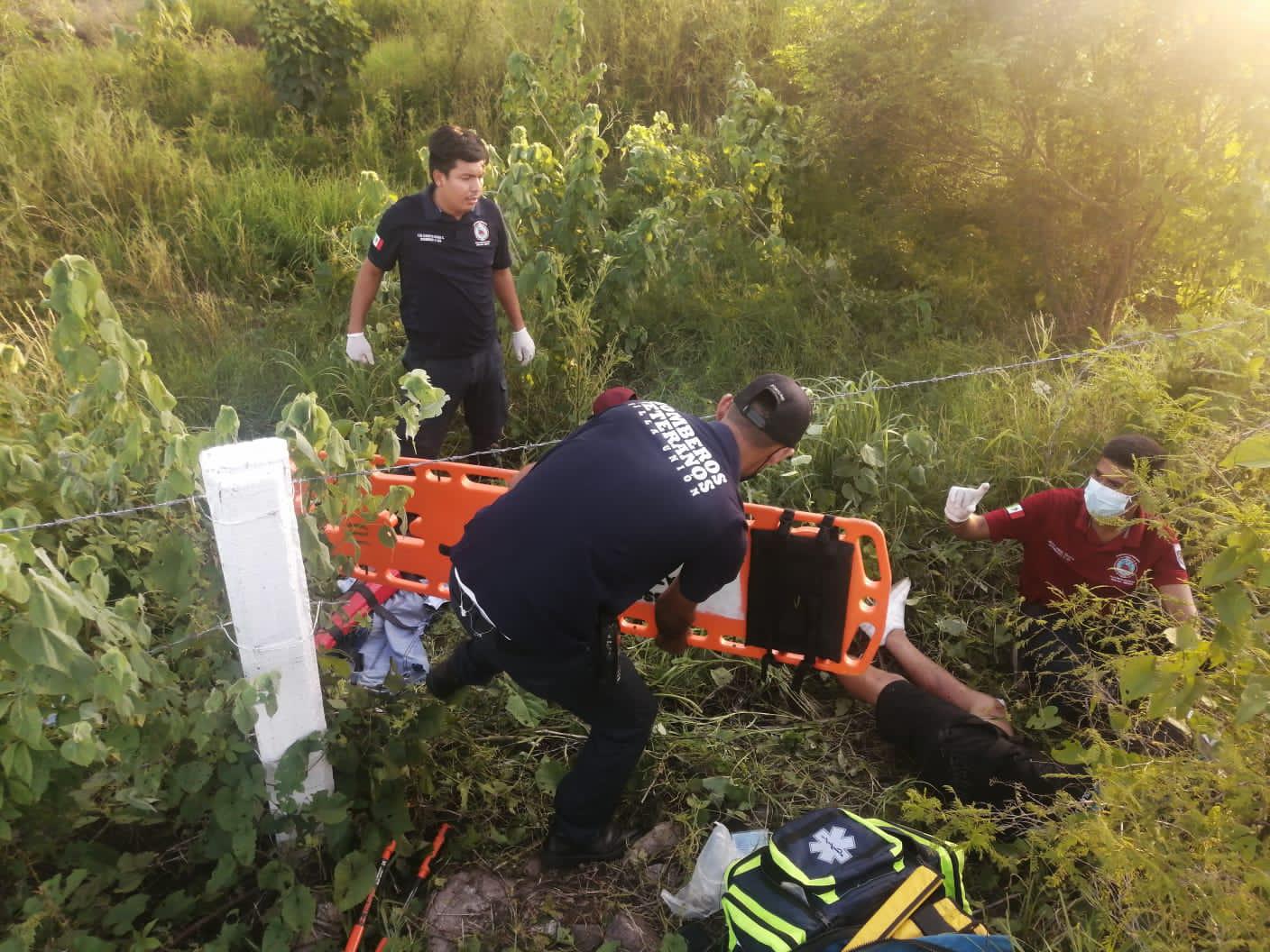 $!Tres lesionados deja un choque entre camioneta y motocicleta en carretera a La Isla de la Piedra en Mazatlán