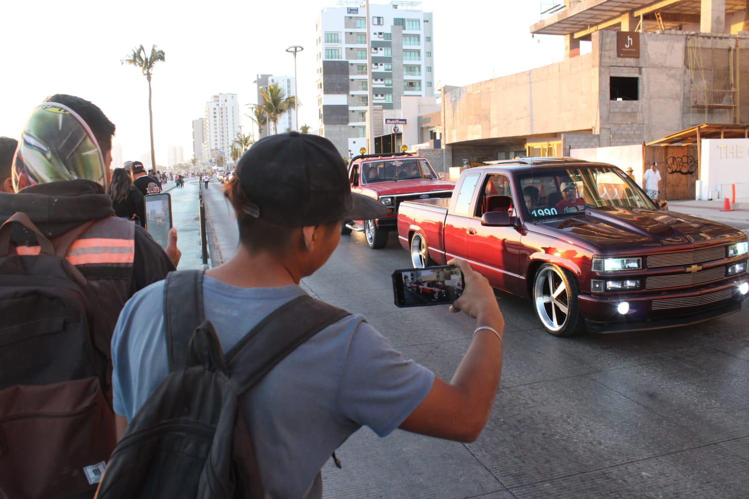 $!Semana de la Troca: Cientos de camionetas recorren el malecón de Mazatlán