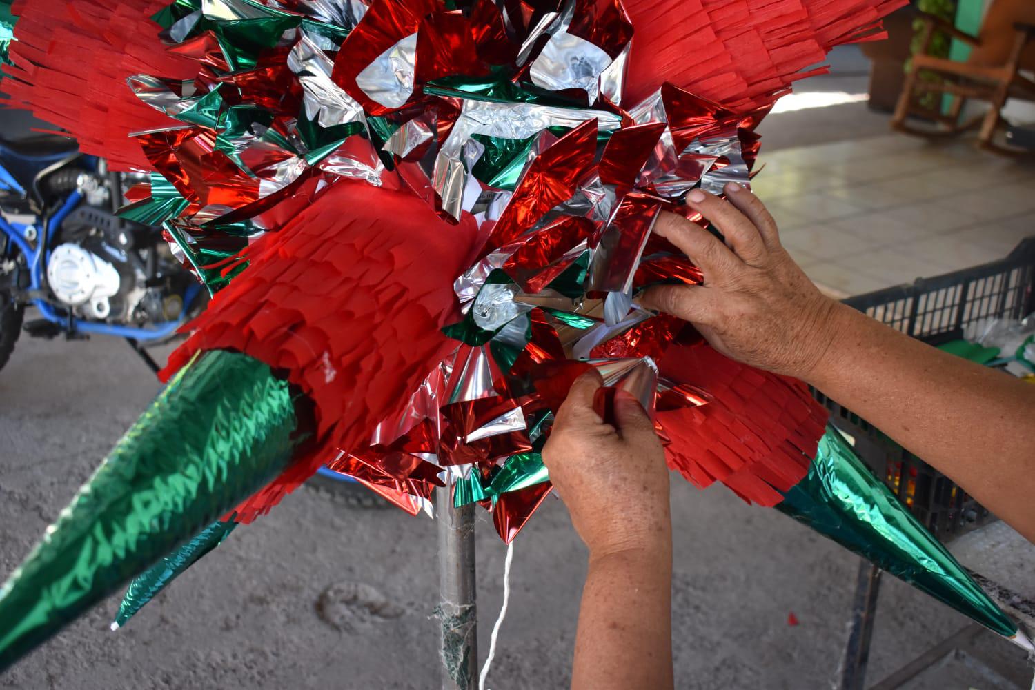 $!Piñateros de Navolato brindan alegría para las fiestas de Navidad