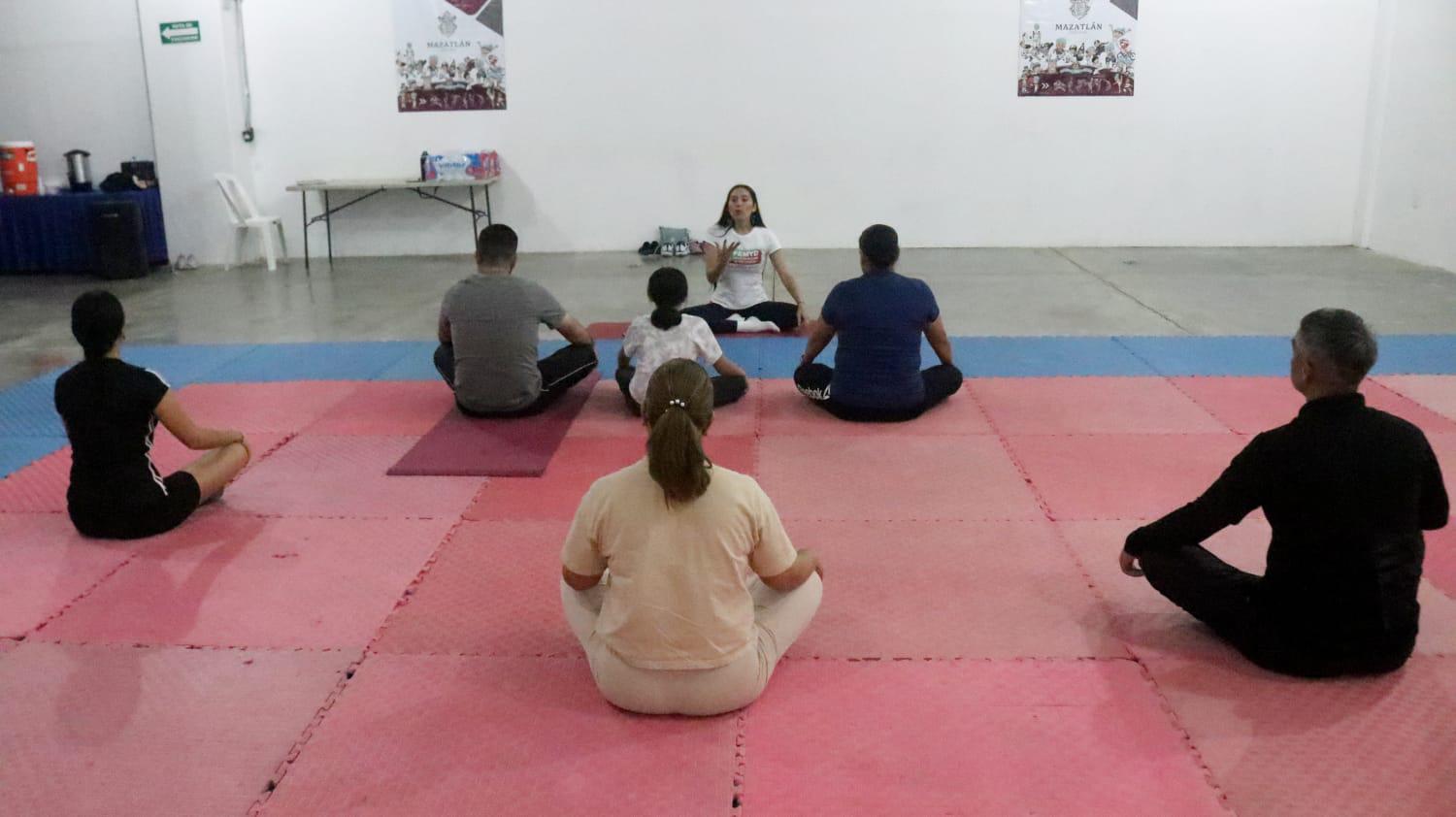 $!Practican yoga deportivo para apoyar a damnificados en Guerrero