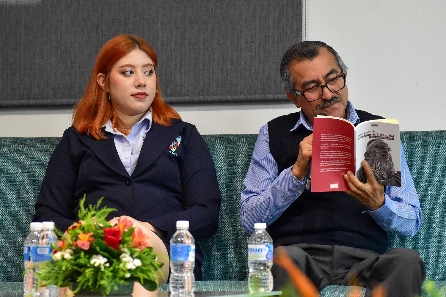 $!La alumna Marielisa Barraza y el profesor Valentín Félix Salazar comentaron el libro.