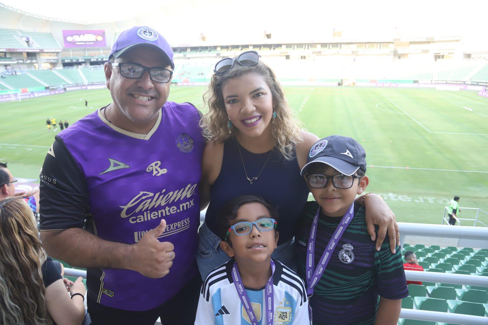 $!Alberto Soto y Arlette García junto a sus hijos, Tadeo y Juan Soto.