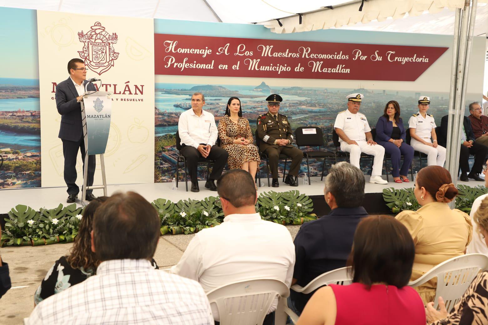 $!Resaltan la trayectoria de maestras eméritas de Mazatlán