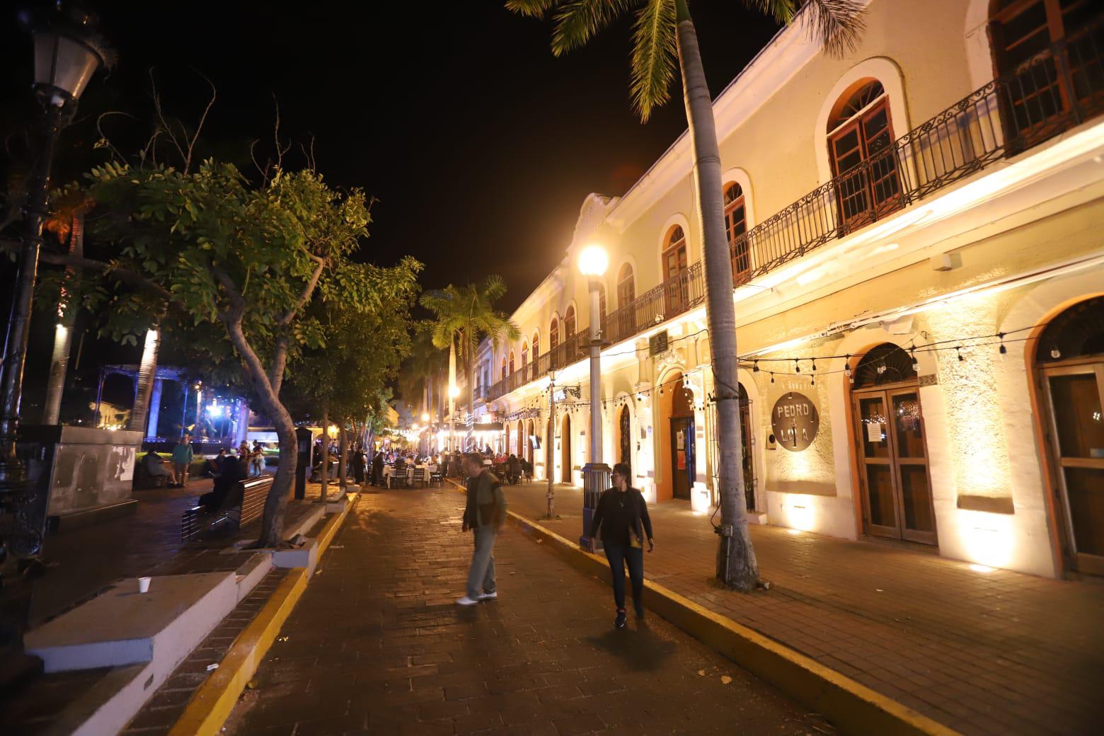 $!Despiden miles de personas el Carnaval de Mazatlán en la última noche en Olas Altas