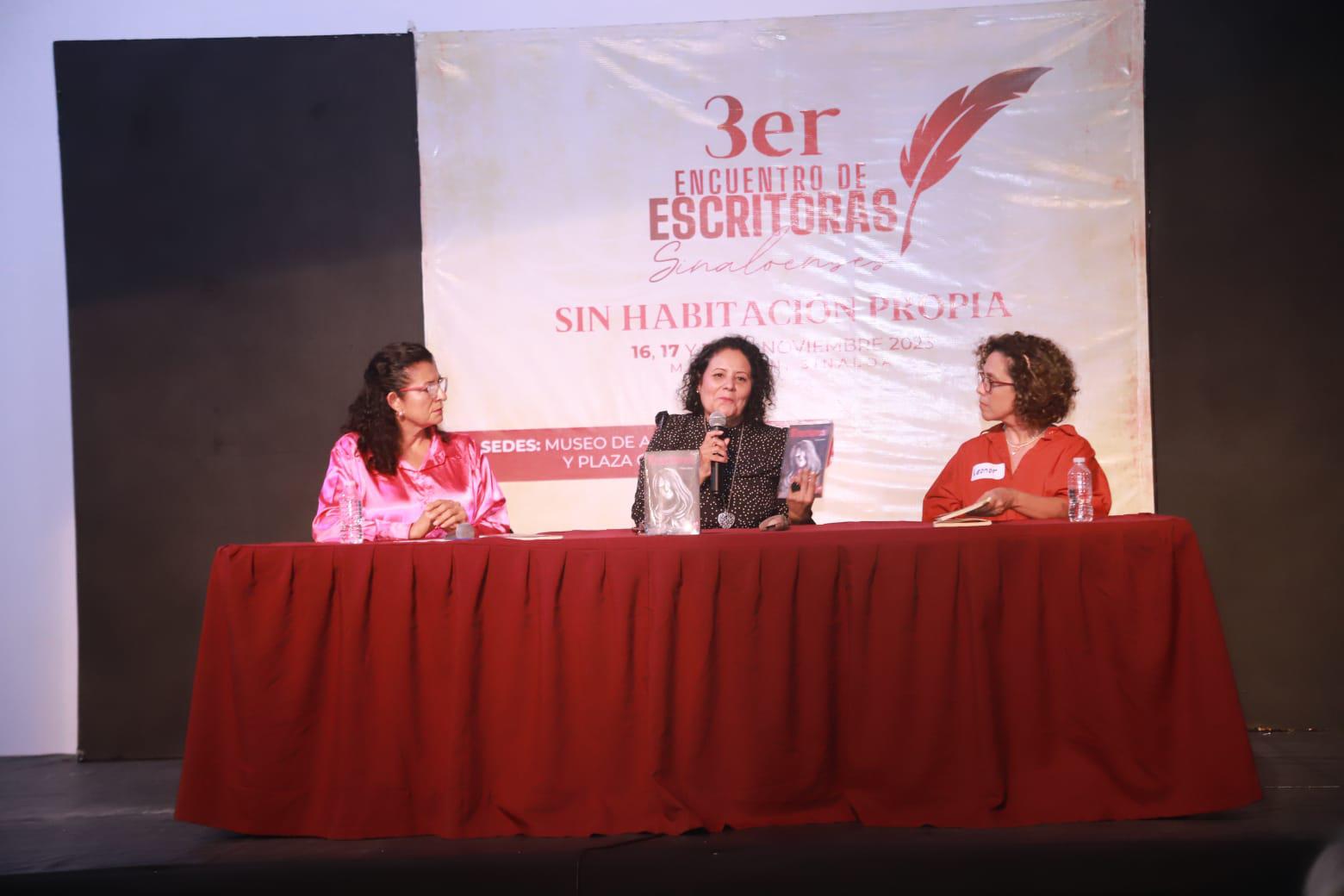 $!Nora Soto presentó el libro “Fracturas”, la escritora estuvo acompañada por Aleyda Rojo y Leonor Ramírez.