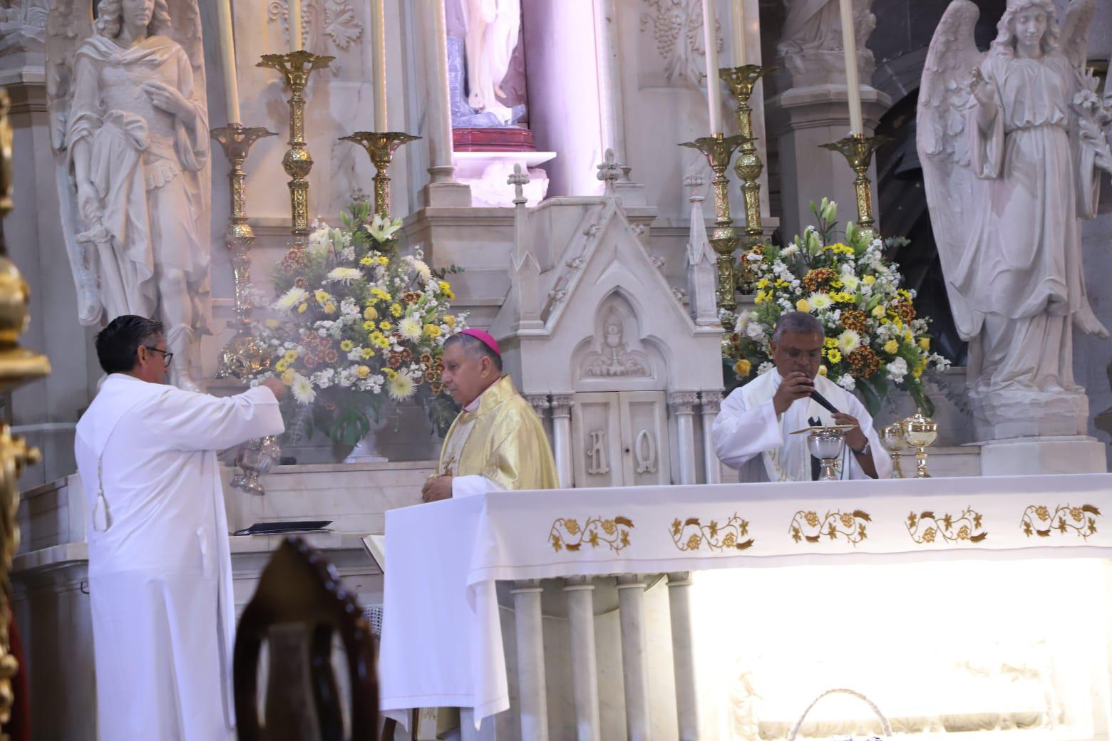 $!Llama Obispo de Mazatlán a dejar la violencia y dar paso a la paz