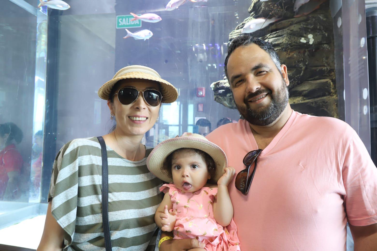 $!Ana Cecilia Moreno y Luis Peinado con su pequeña Ana María, de Sinaloa Municipio.