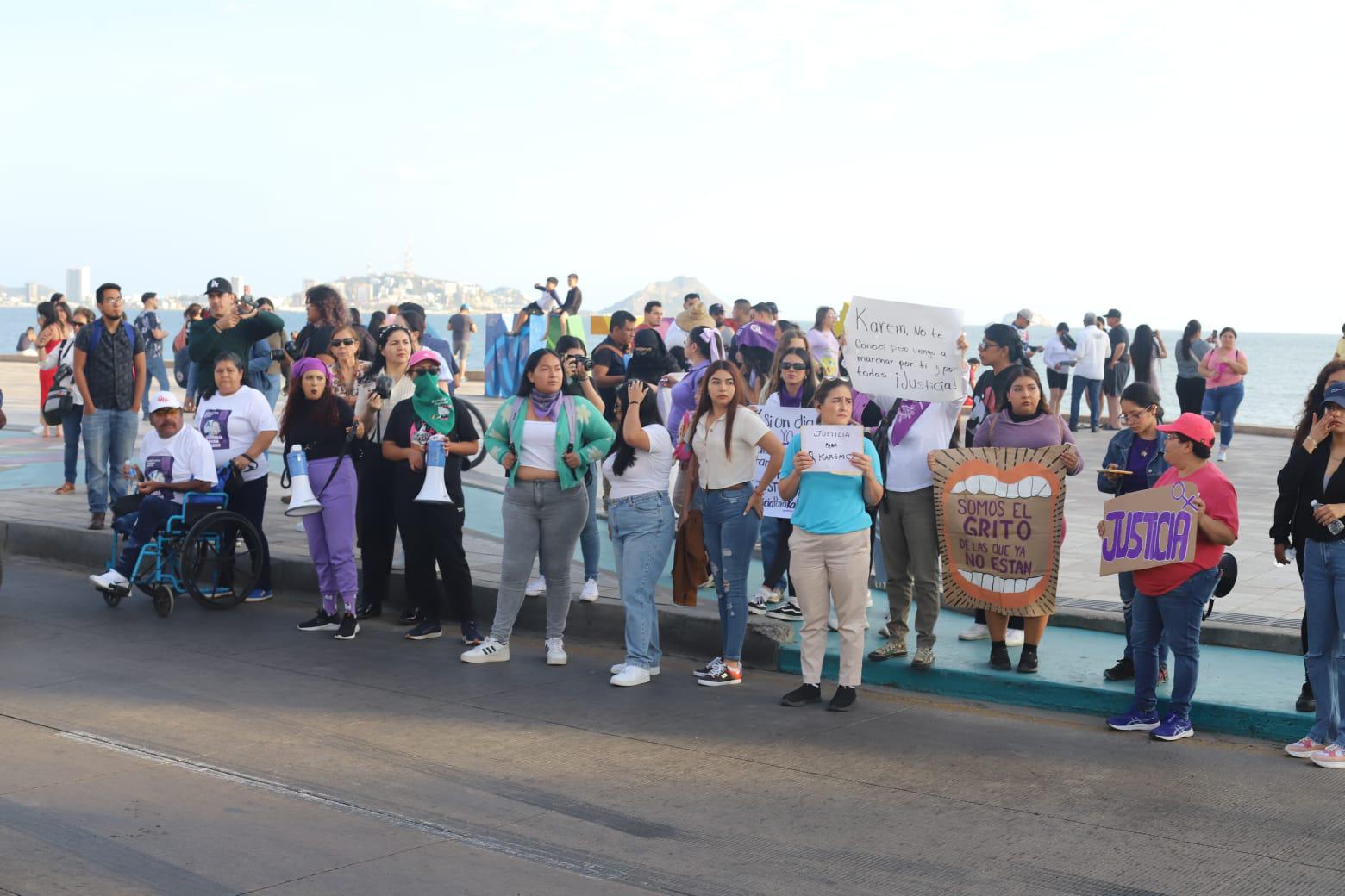 $!Marchan en Mazatlán para exigir justicia por el asesinato de Karem