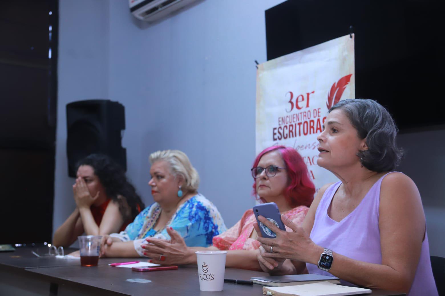 $!Elena Méndez, Julieta Montero, Dina Grijalva y Ana Belén López participaron en el conversatorio denominado “Habitación creadora”.