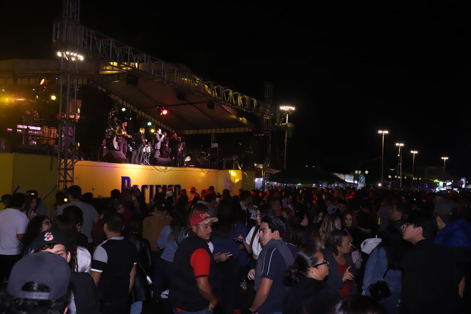 $!Despiden miles de personas el Carnaval de Mazatlán en la última noche en Olas Altas
