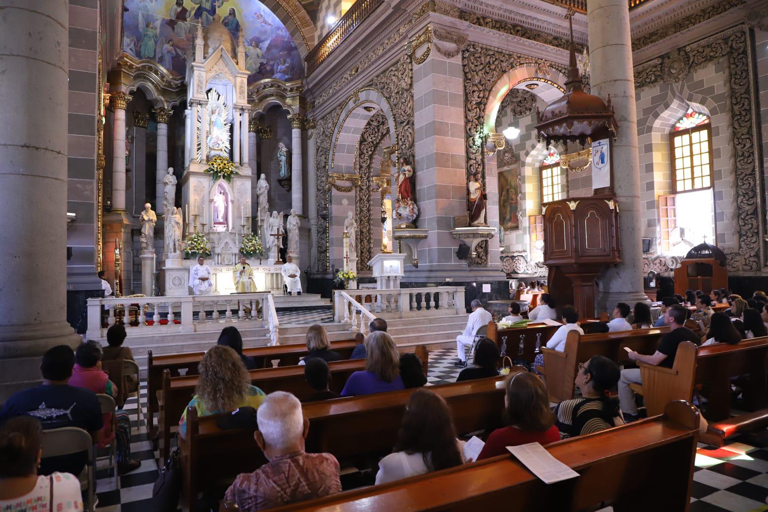 $!Llama Obispo de Mazatlán a dejar la violencia y dar paso a la paz