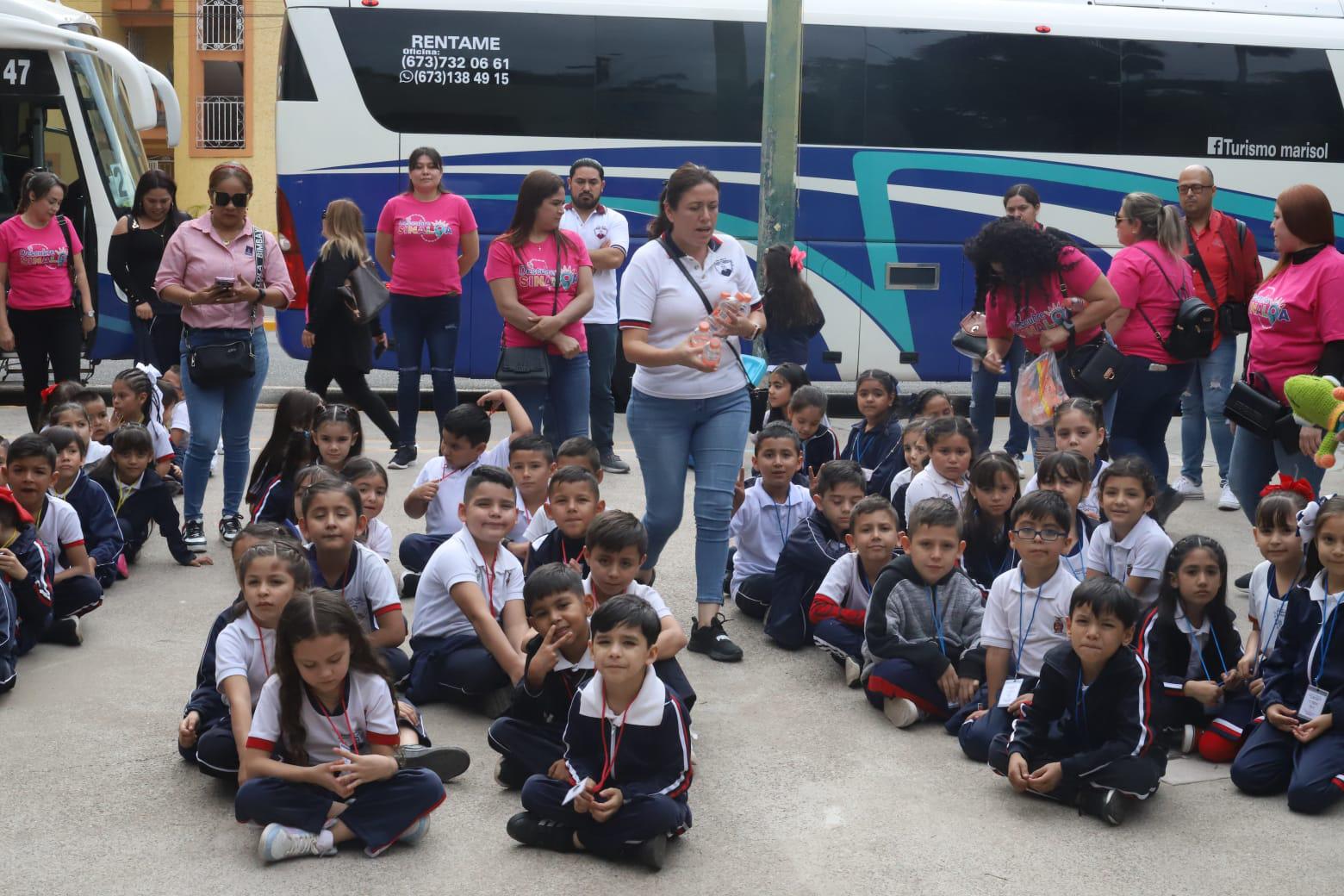 $!Pequeños de Guamúchil que recrearon sitios de Mazatlán en su escuela conocen el Gran Acuario