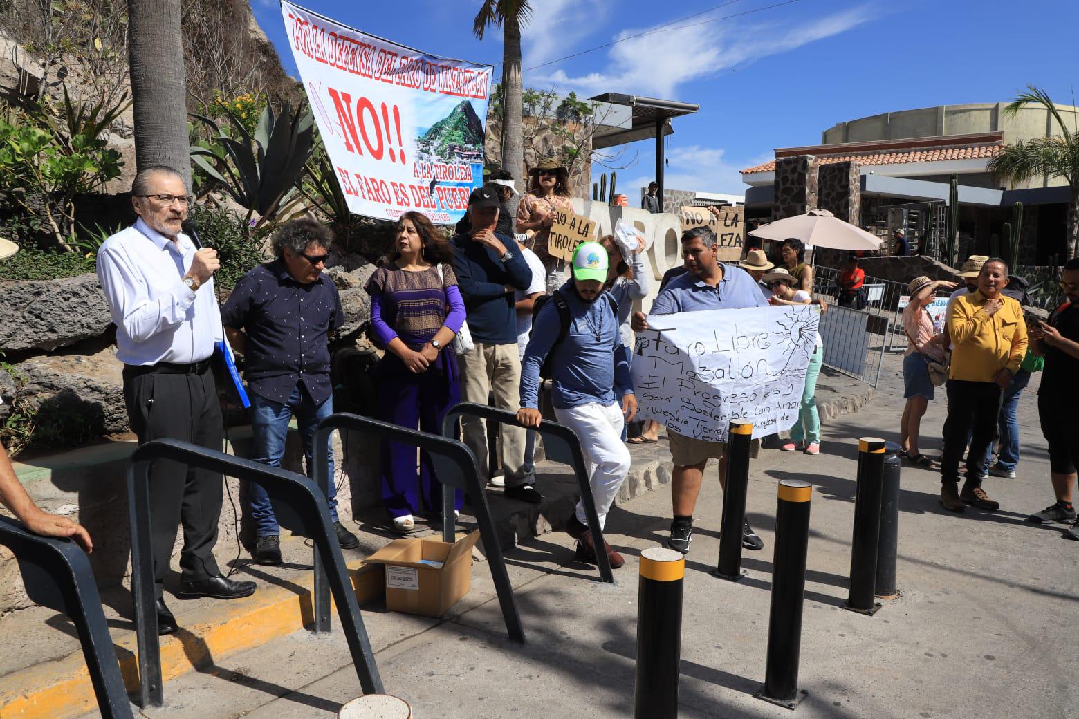 $!Protestan en contra de la tirolesa que se construye en El Faro Mazatlán