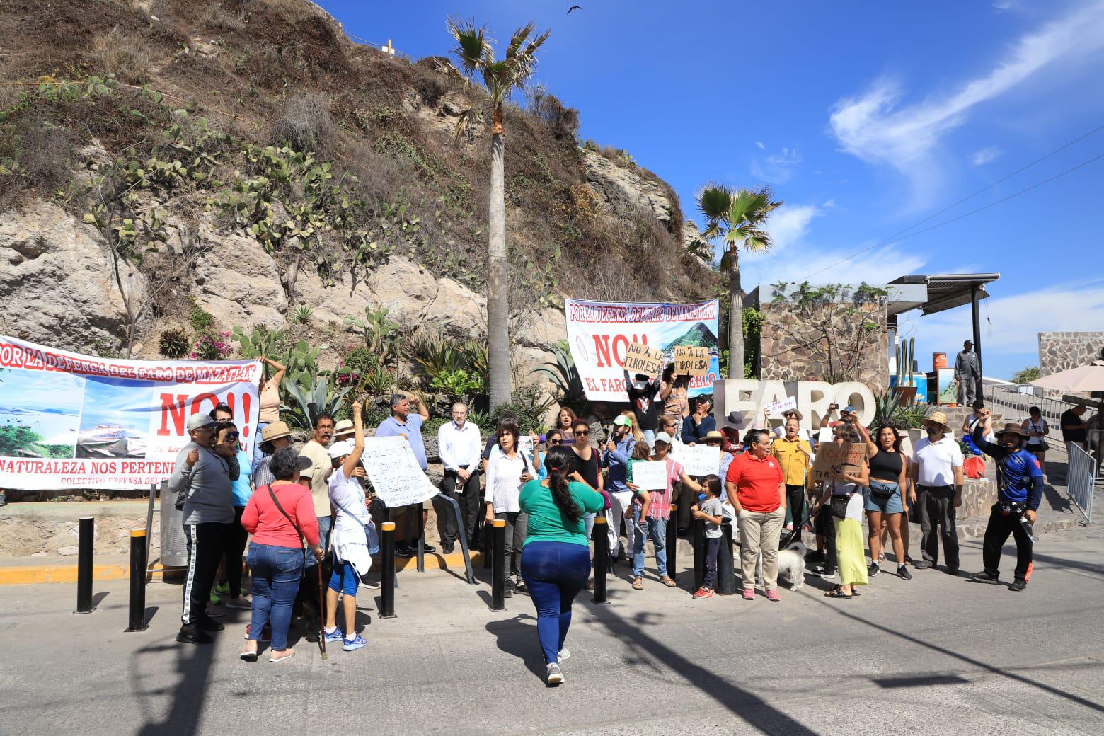 $!Protestan en contra de la tirolesa que se construye en El Faro Mazatlán
