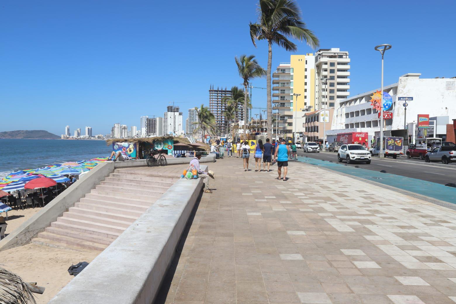 $!Turistas recorren el malecón de Mazatlán con maleta en mano